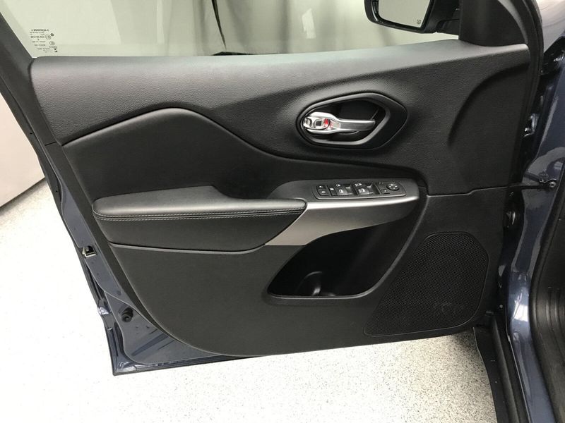 2021 Jeep Cherokee Latitude LuxImage 3