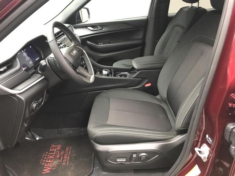 New 2026 Jeep Grand Cherokee Laredo X 4x4Image 4