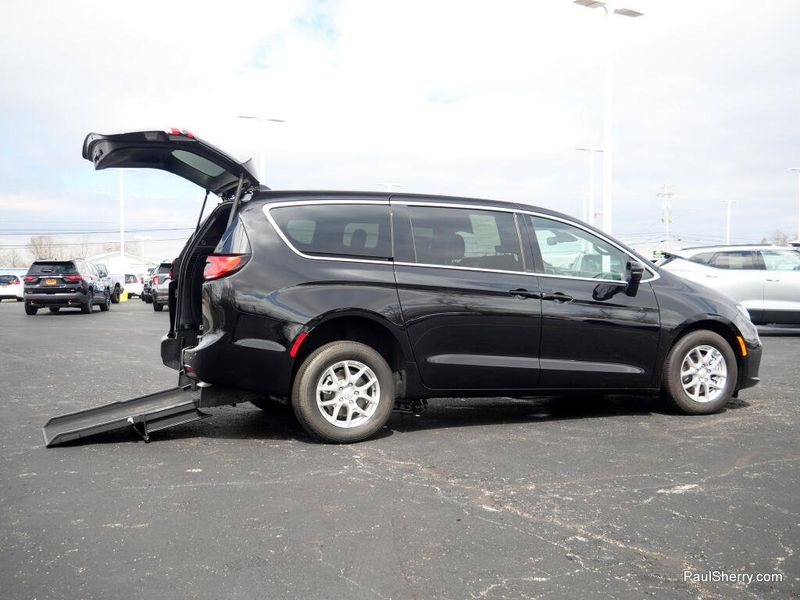 Used 2025 Chrysler Pacifica Select