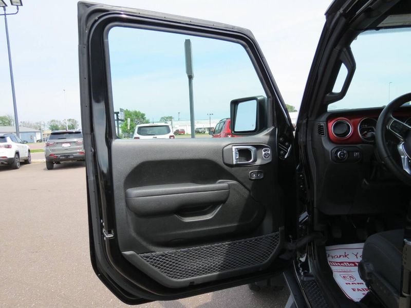 Used 2023 Jeep Gladiator Rubicon 4x4 4dr Crew Cab 5.0 ft. SBImage 9