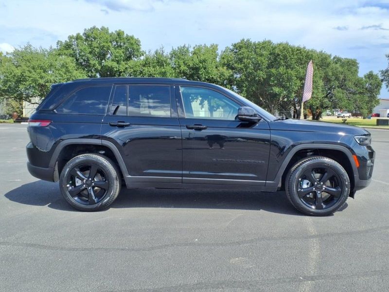 2025 Jeep Grand Cherokee Limited photo 3