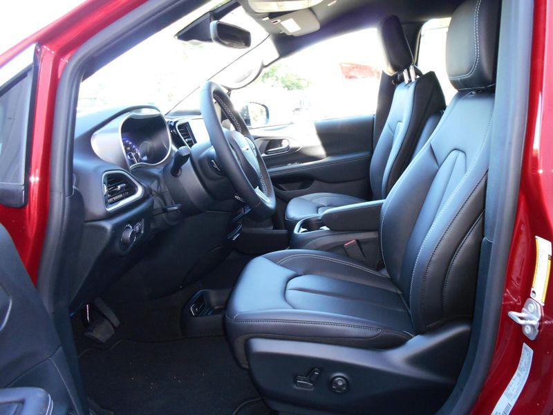 New 2025 Chrysler Voyager LxImage 6