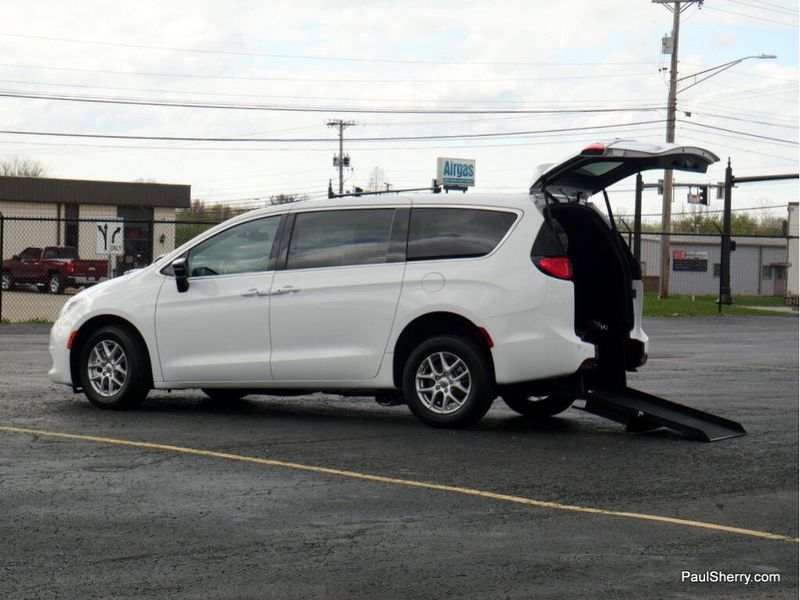 2025 Chrysler Voyager LXImage 9