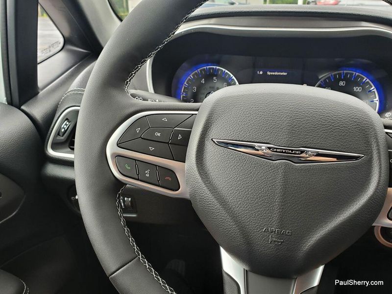 New 2025 Chrysler Pacifica SelectImage 24