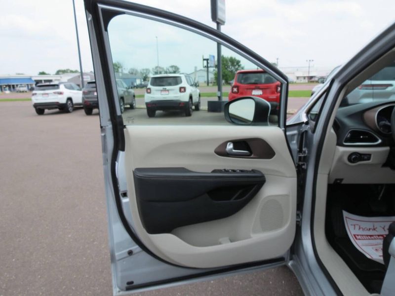 2023 Chrysler Voyager LX 4dr Mini VanImage 9