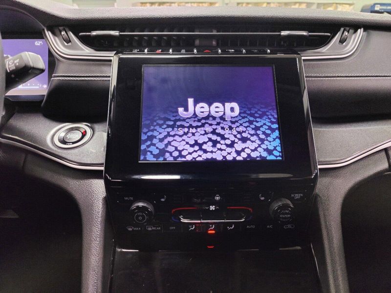 2023 Jeep Grand Cherokee L Laredo V6 4x4 w/Luxury TechImage 22