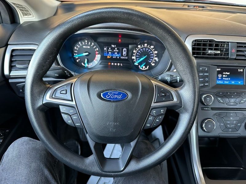 2017 Ford Fusion SEImage 2
