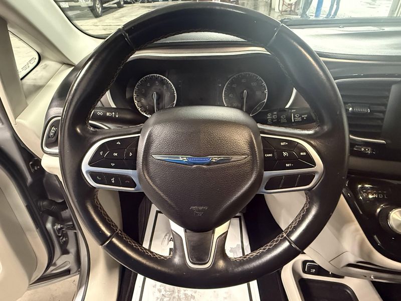 Used 2018 Chrysler Pacifica Touring LImage 24