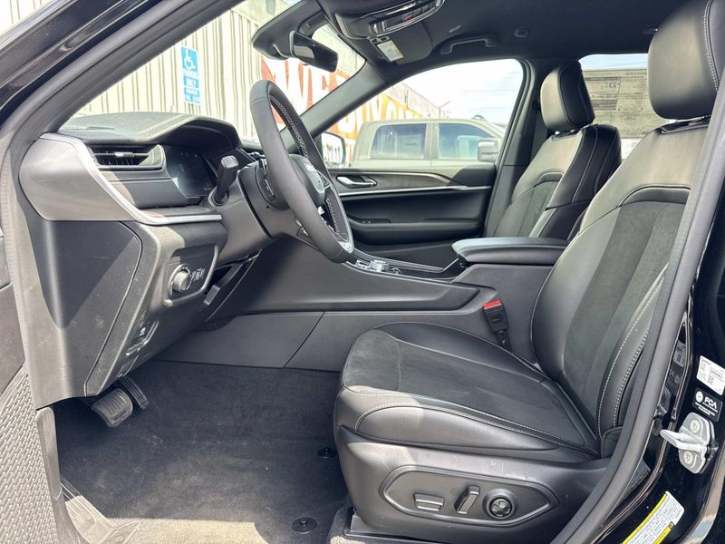 New 2026 Jeep Grand Cherokee Laredo Altitude 4x4
