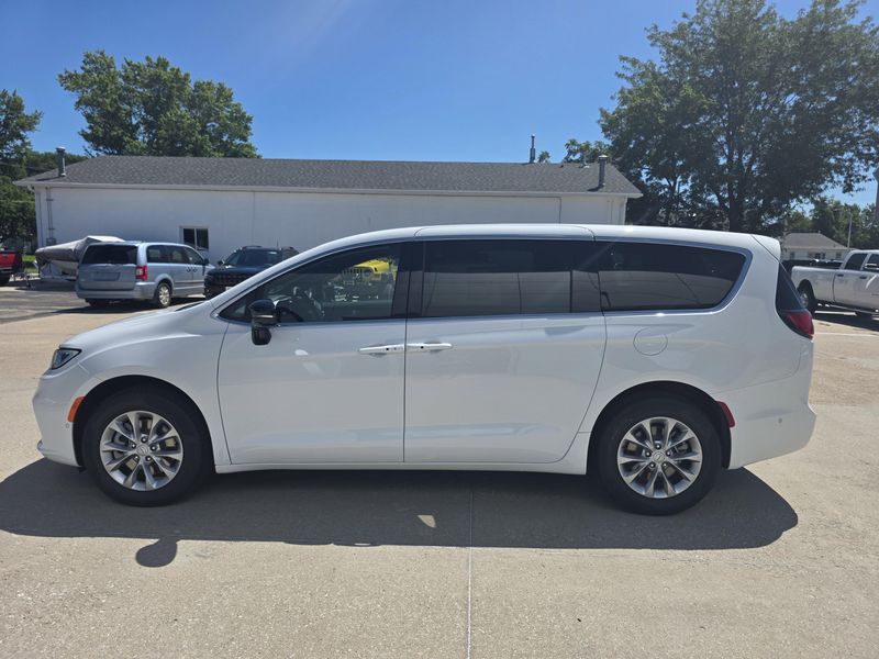 New 2025 Chrysler Pacifica SelectImage 5