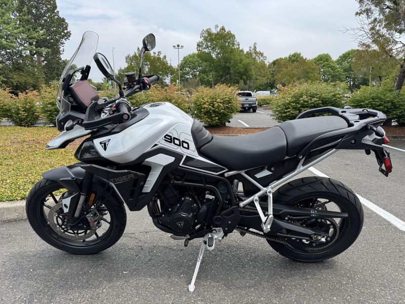 2024 Triumph Tiger 900 GT Snowdonia White / Sapphire Black 