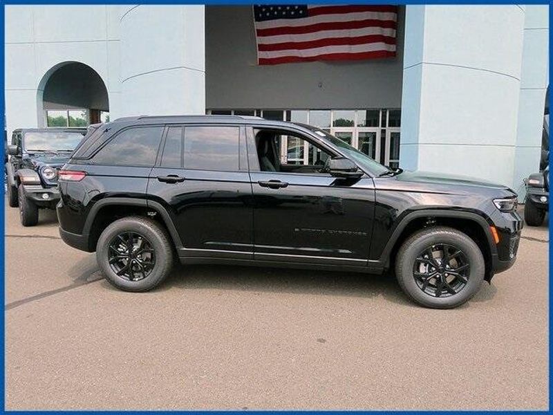 2025 Jeep Grand Cherokee Image 2