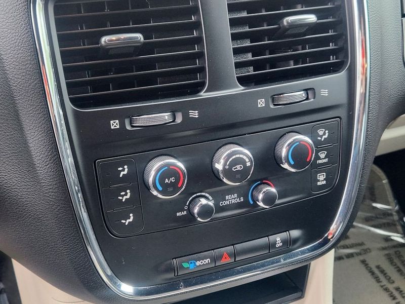 2019 Dodge Grand Caravan SXTImage 28