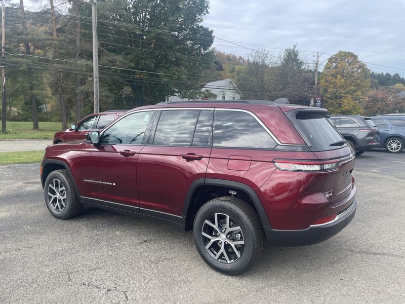2025 Jeep Grand Cherokee Limited photo 2