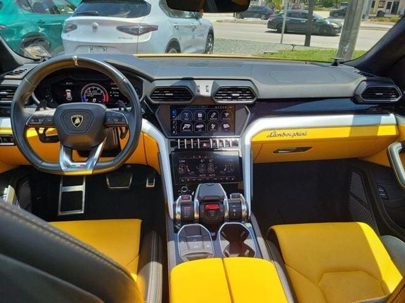 2019 Lamborghini Urus photo 13