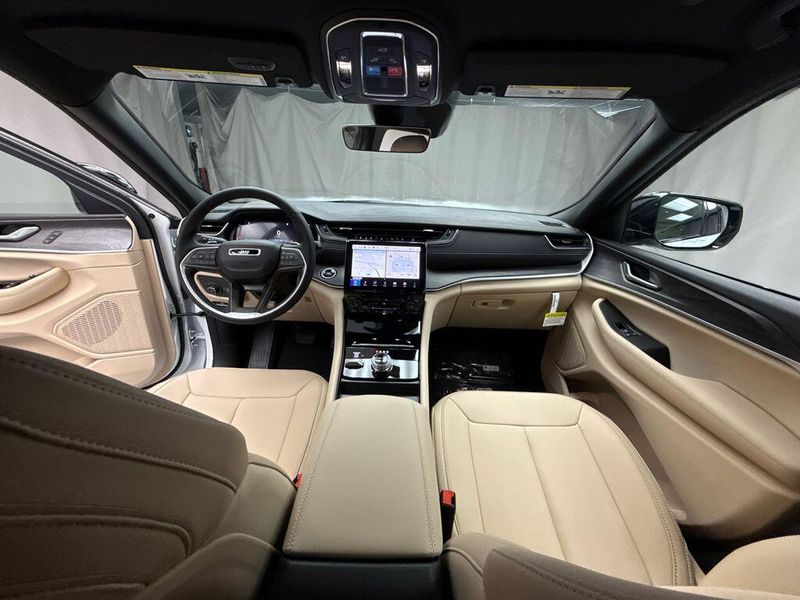 New 2025 Jeep Grand Cherokee Limited 4x4Image 8