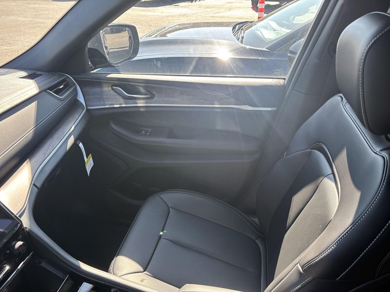 New 2025 Jeep Grand Cherokee Limited 4x4Image 37