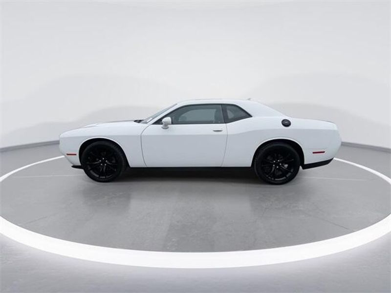 2016 Dodge Challenger SXTImage 5