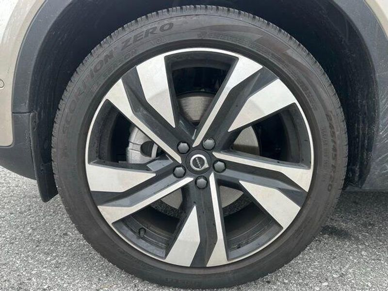 2024 Volvo XC40 Plus Bright Theme