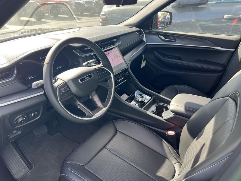 New 2025 Jeep Grand Cherokee L Limited 4x4Image 13