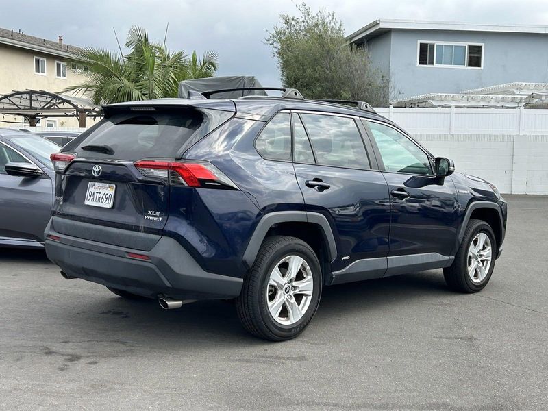 2021 Toyota RAV4 XLEImage 3