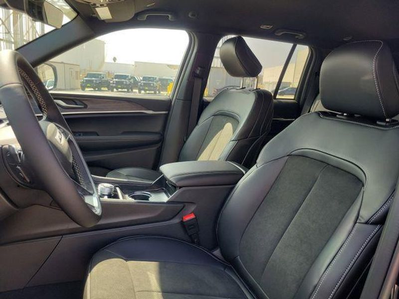 New 2026 Jeep Grand Cherokee Laredo Altitude 4x4