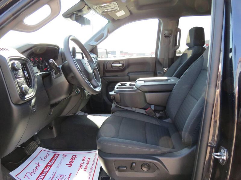 2022 Chevrolet Silverado 1500 Custom 4x4 4dr Crew Cab 5.8 ft. SBImage 11