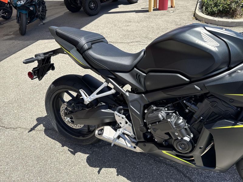 New 2026 Honda CBR650R E-CLUTCH Image 15