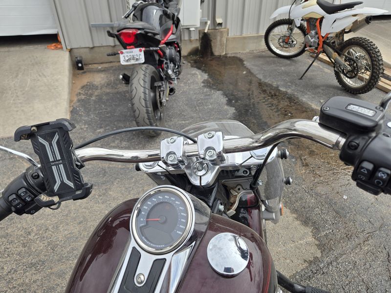USED 2022 HARLEY SOFT TAIL FAT BOY 114 MIDNIGHT CRIMSON AND VIVID BLACK Image 15