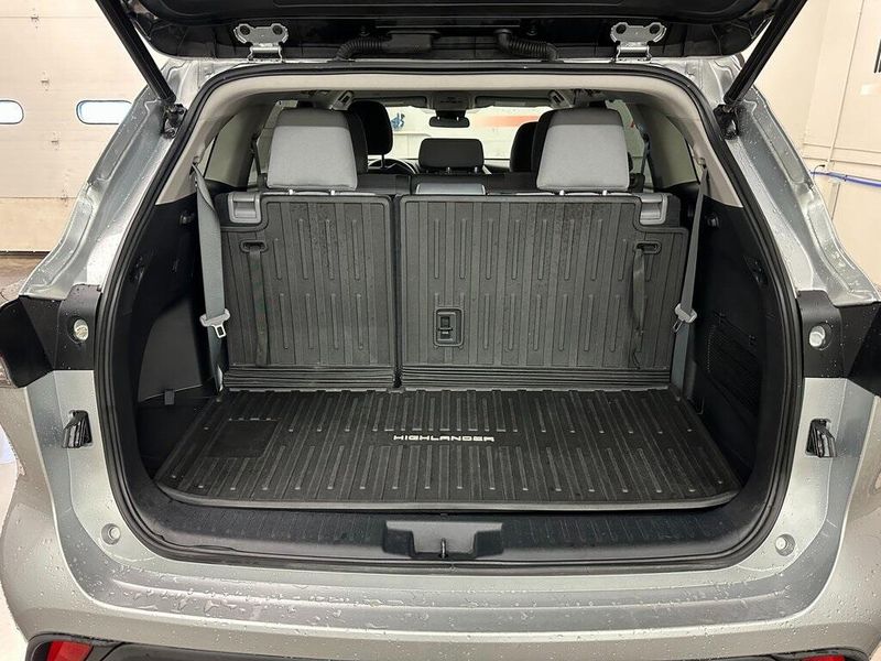 2022 Toyota Highlander LEImage 17