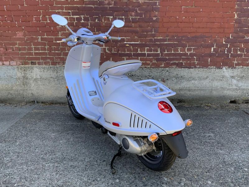 2025 Vespa 946 SNAKE 