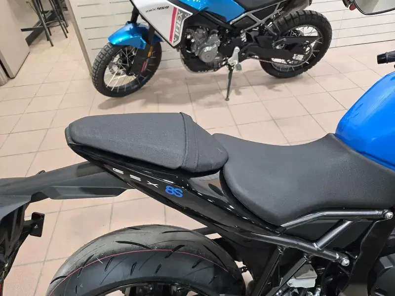 2025 Suzuki GSX8S GLASS SPARKLE BLACK AND PEARL COSMIC BLUE Image 13