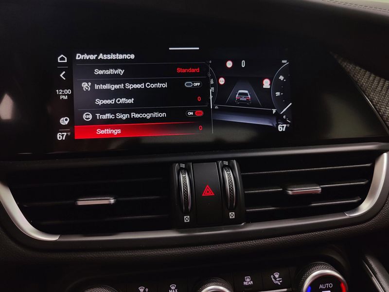Used 2024 Alfa Romeo Giulia Quadrifoglio Carbon w/Activ Asst PlusImage 21