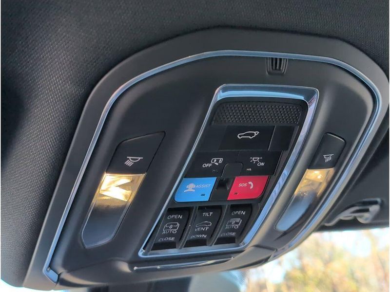 2023 Jeep Wagoneer L Series IIIImage 28