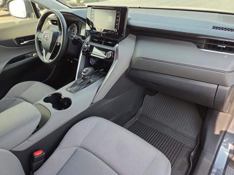 2022 Toyota Venza LE photo 18