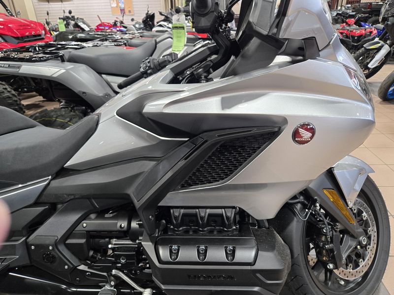 New 2025 Honda GOLD WING TOUR LIGHT SILVER METALLIC Image 6