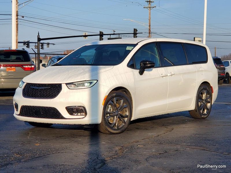 New 2026 Chrysler Pacifica Select