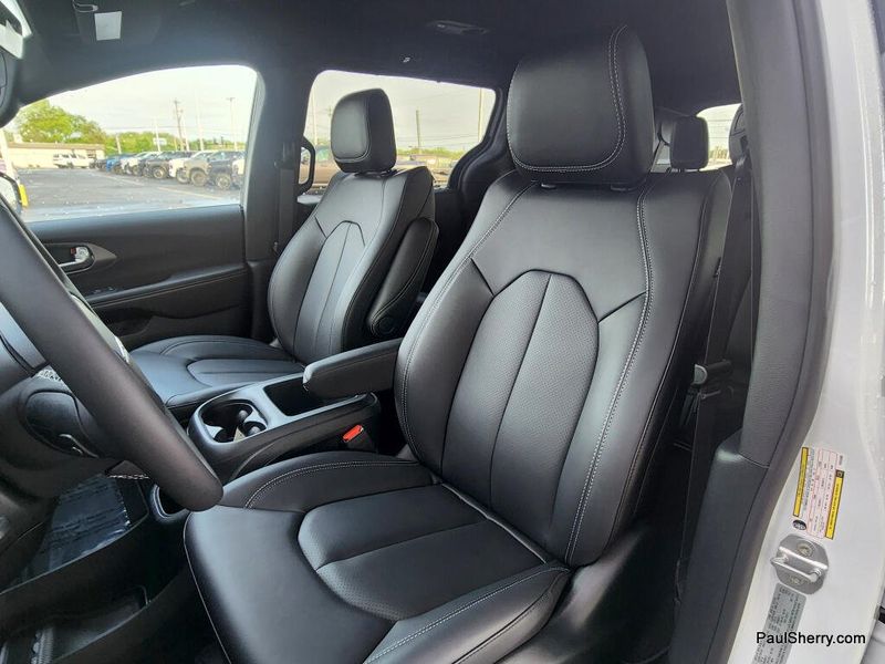 New 2026 Chrysler Voyager Lx