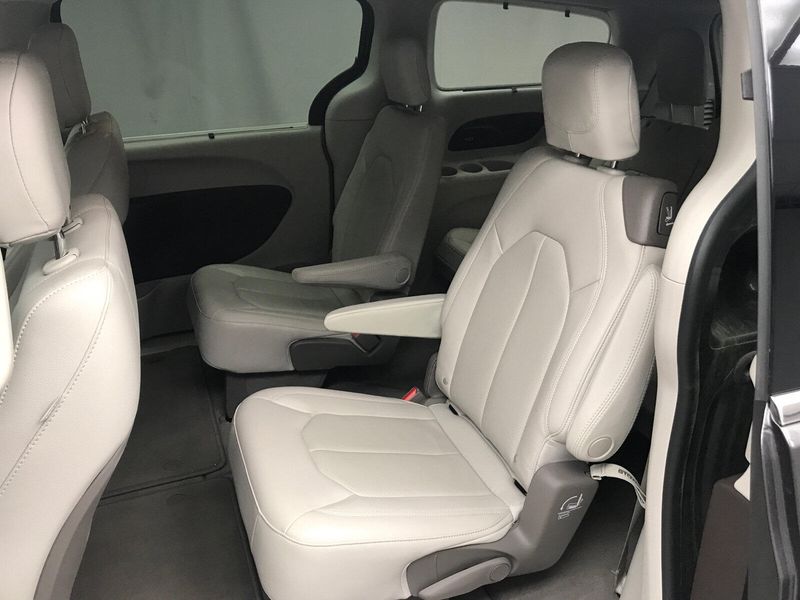 Used 2021 Chrysler Pacifica Touring LImage 14