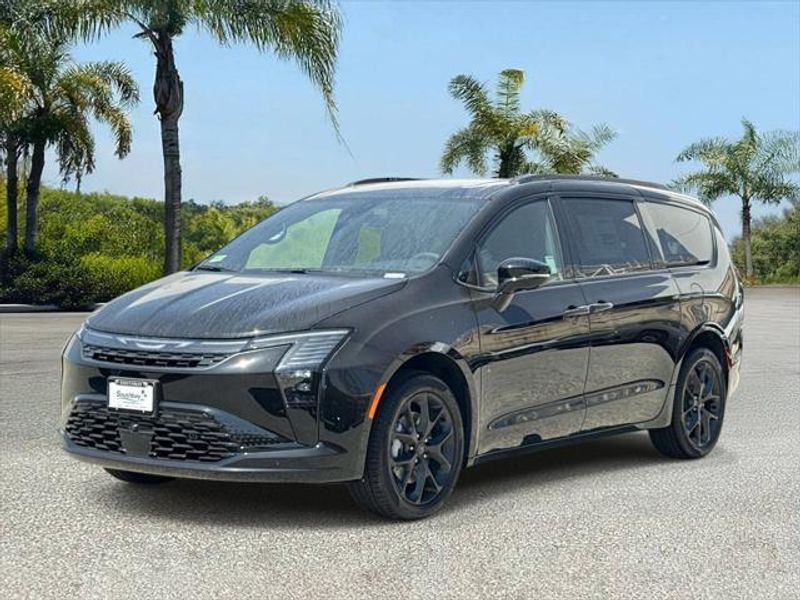 New 2027 Chrysler Pacifica Limited Awd