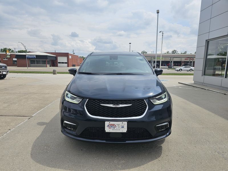2025 Chrysler Pacifica SelectImage 3