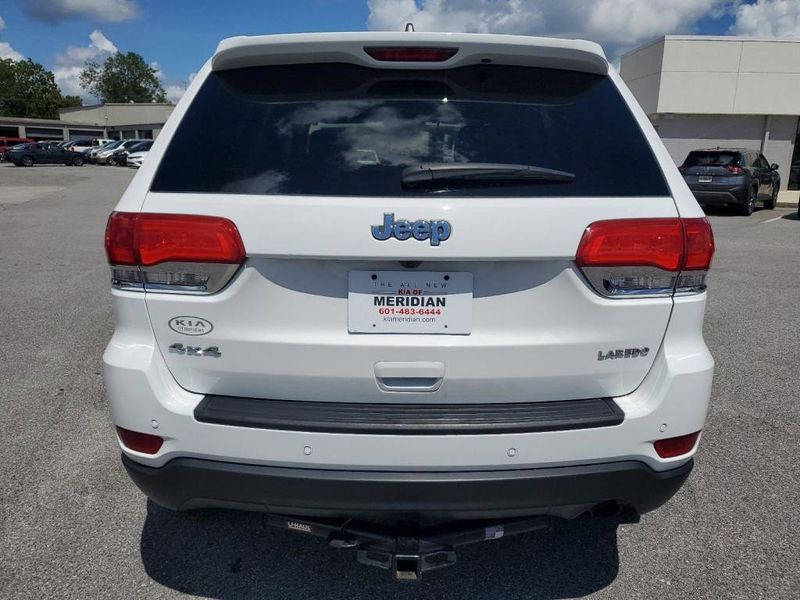2019 Jeep Grand Cherokee Laredo E in a Bright White Clear Coat exterior color and Blackinterior. Johnson Dodge 601-693-6343 pixelmotiondemo.com 