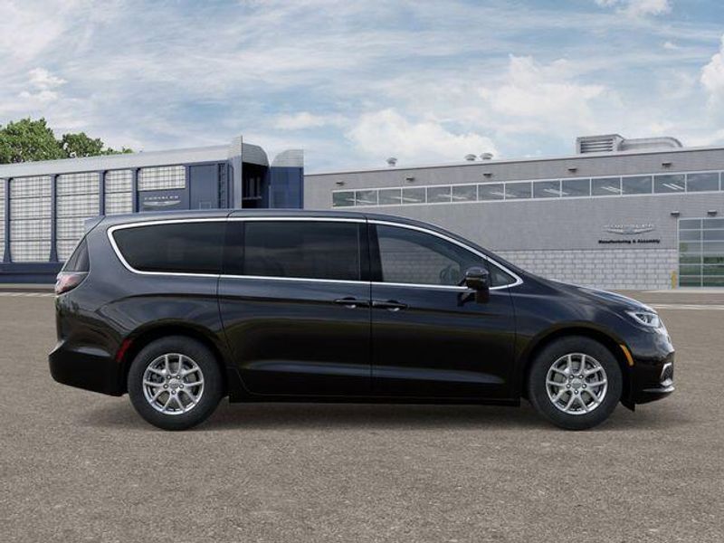 New 2026 Chrysler Pacifica SelectImage 21