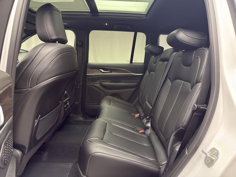 New 2026 Jeep Grand Cherokee Limited 4x4Image 12