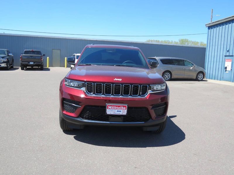 New 2026 Jeep Grand Cherokee Laredo 4x4 4dr SUVImage 3