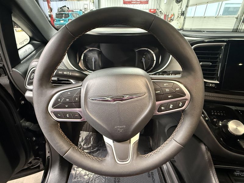 Used 2024 Chrysler Pacifica Hybrid PinnacleImage 25