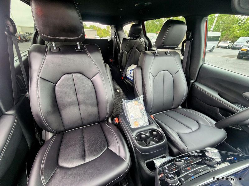 Used 2025 Chrysler Pacifica Select