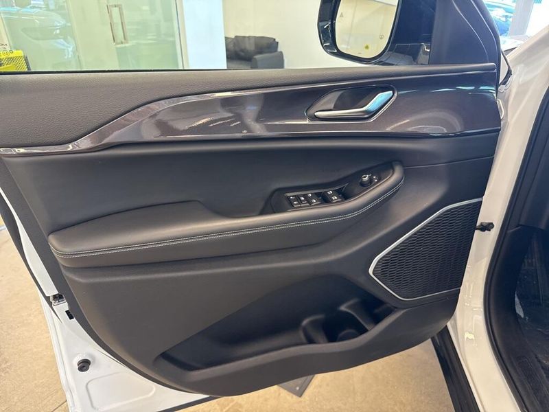 2022 Jeep Grand Cherokee L Altitude
