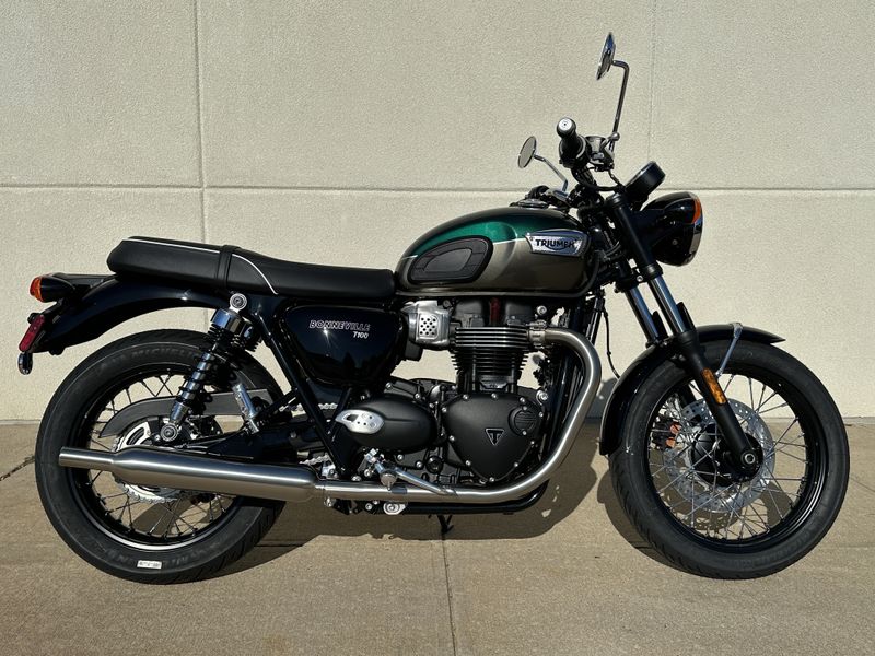 2024 Triumph BONNEVILLE T100 in a COMPETITION GREEN / IRONSTONE exterior color. Cross Country Powersports 732-491-2900 crosscountrypowersports.com 