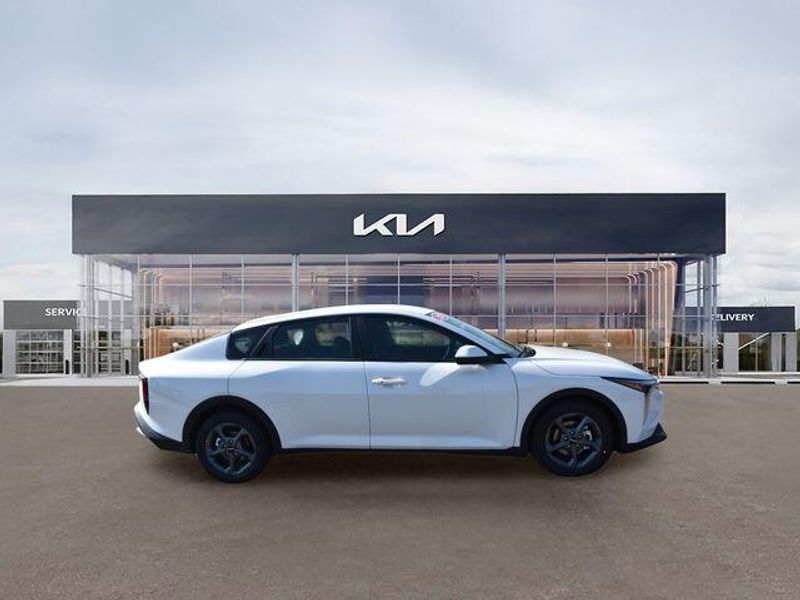New 2026 Kia K4 LXSImage 2